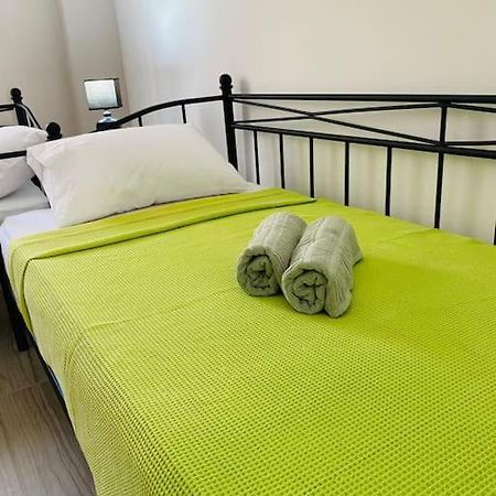 Modern 2Br Near Centre -5Min Wlk Apartment Patras Bagian luar foto