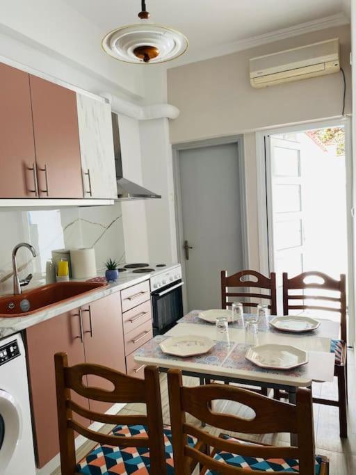 Modern 2Br Near Centre -5Min Wlk Apartment Patras Bagian luar foto
