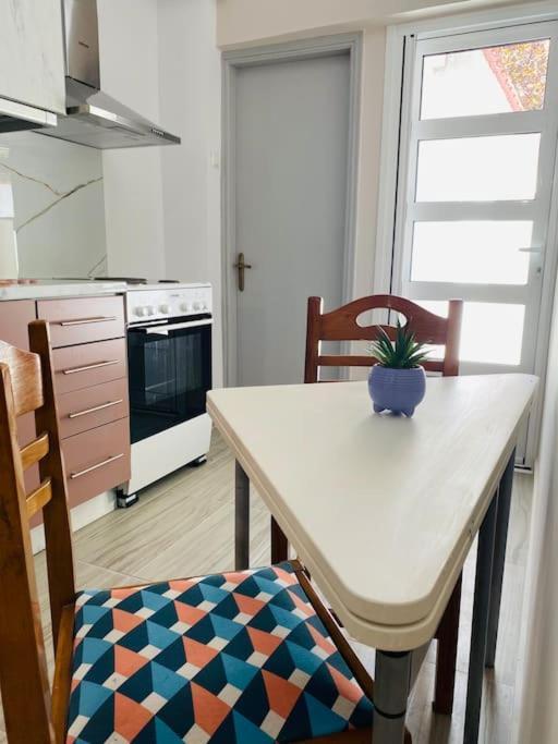 Modern 2Br Near Centre -5Min Wlk Apartment Patras Bagian luar foto