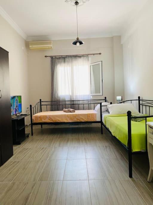 Modern 2Br Near Centre -5Min Wlk Apartment Patras Bagian luar foto